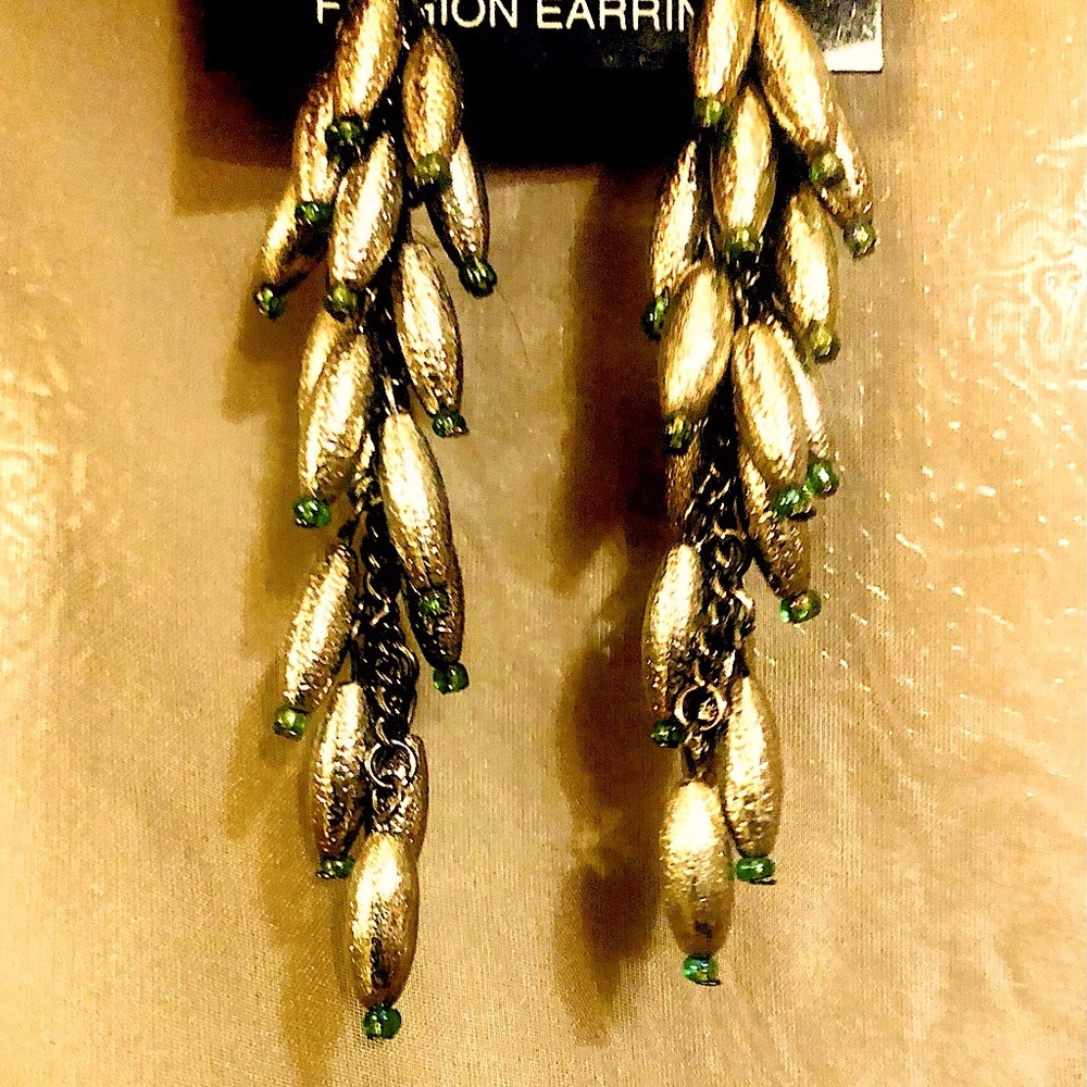 L♾️K At ME- Elegant Silver and Green Dangle “Shake with Every Move”Earrings